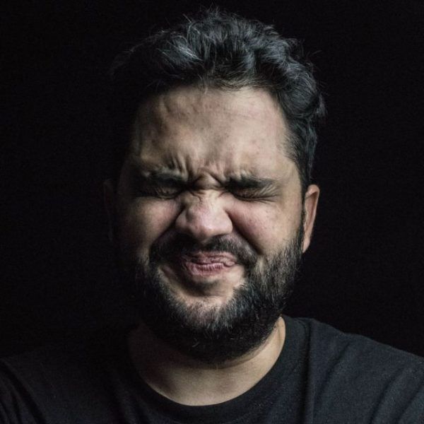 Mann verzieht sein Gesicht vor Ekel